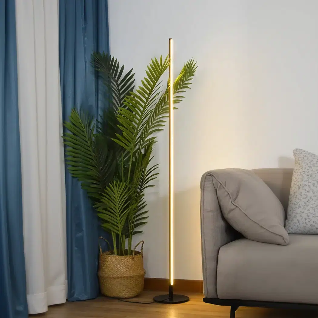 Lampadaire d’angle LED éclairage sur-mesure - ambiance allumée