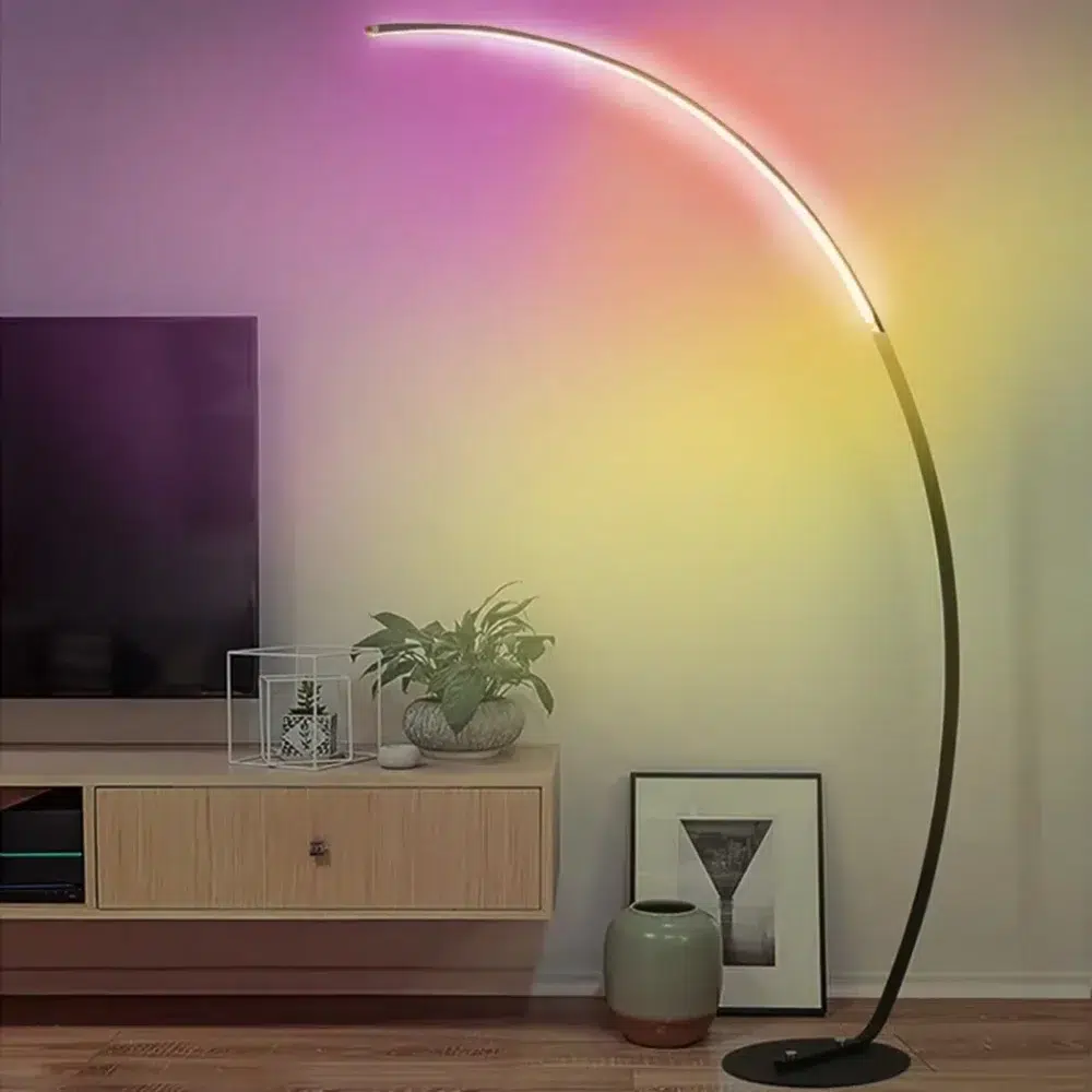 IMG_18_08_25_lampadaire_intelligent_led_angle_arque_apaisant_9 Lampadaire intelligent LED d’angle arqué, noir mat, design moderne, lumière RGB personnalisable, installé dans un coin de salon contemporain.