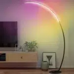 Lampadaire intelligent LED d’angle arqué, noir mat, design moderne, lumière RGB personnalisable, installé dans un coin de salon contemporain.