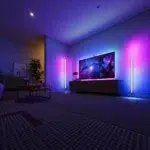 Lampadaire intelligent LED d’angle, design noir moderne, lumière RGB personnalisable, 120 cm, atmosphère créative et élégante dans un salon contemporain.