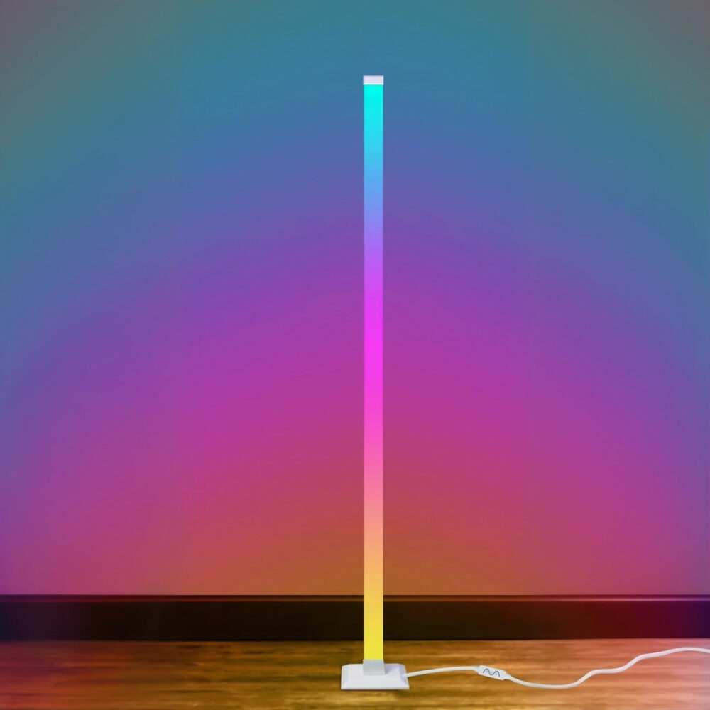 Lampadaire intelligent d’angle LED blanc, lumineux RGB à 360°, synchronisé avec la musique, en situation dans une pièce sans meuble.