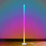 Lampadaire intelligent d’angle LED blanc, lumineux RGB à 360°, synchronisé avec la musique, en situation dans une pièce sans meuble.