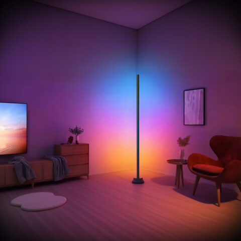 Lampadaire intelligent LED d’angle noir mat, lumière RGB immersive multicolore, design minimaliste moderne pour ambiance personnalisée en coin dans un salon moderne.