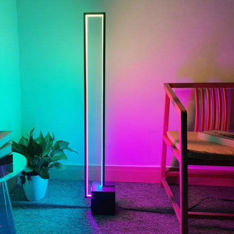 Lampadaire LED sculptural noir RGB, lumière multicolore, format vertical d’angle, design moderne et minimaliste pour éclairage décoratif.