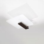Lustre plafonnier rectangulaire en verre dépoli et bois wengé foncé avec fixation invisible sur plafond blanc avec jeu de lumière.