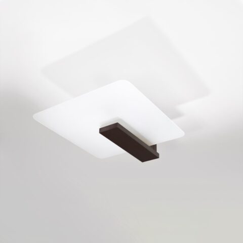 Lustre plafonnier rectangulaire en verre dépoli et bois wengé foncé avec fixation invisible sur plafond blanc avec jeu de lumière.