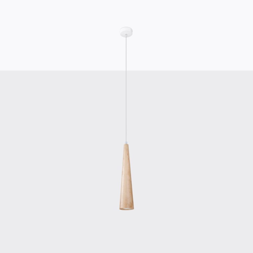 Suspension conique en bois naturel tourné marron clair, design minimaliste à câble fin, éclairage directionnel doux, seule ou en série sur fond gris.