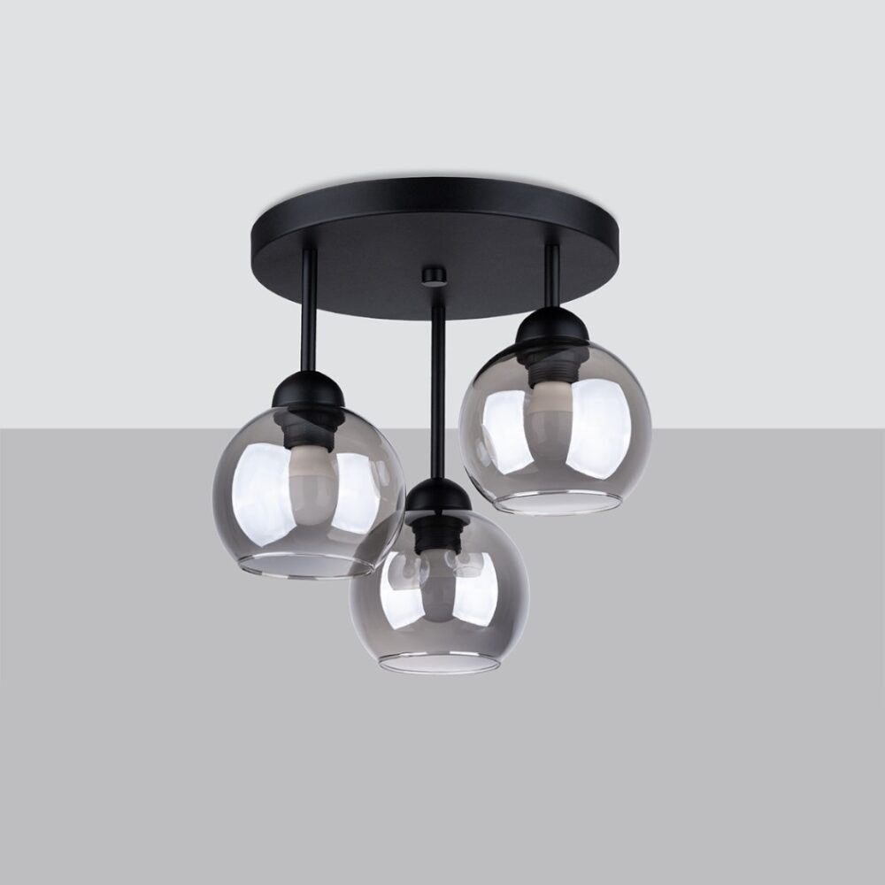 Lustre plafonnier moderne en métal noir avec trois globes en verre fumé sur fond gris.