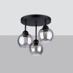 Lustre plafonnier moderne en métal noir avec trois globes en verre fumé sur fond gris.