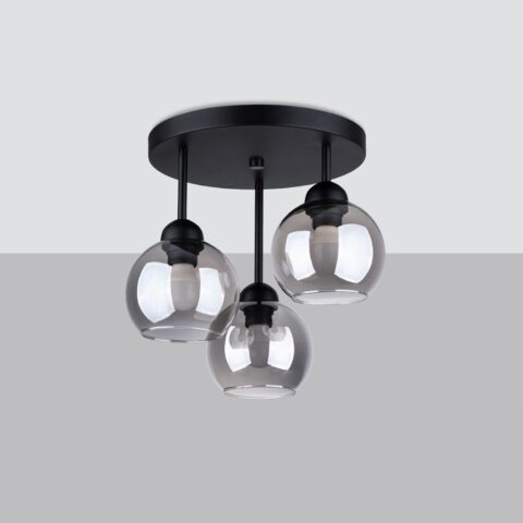 Lustre plafonnier moderne en métal noir avec trois globes en verre fumé sur fond gris.