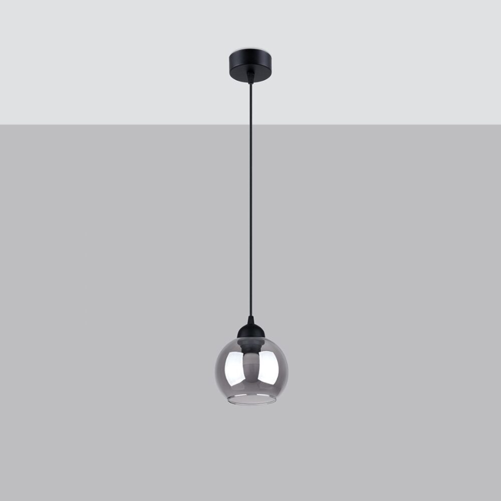 Suspension moderne en verre fumé de forme ronde et métal noir, luminaire aérien et raffiné suspendu sur fond gris.