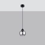 Suspension moderne en verre fumé de forme ronde et métal noir, luminaire aérien et raffiné suspendu sur fond gris.