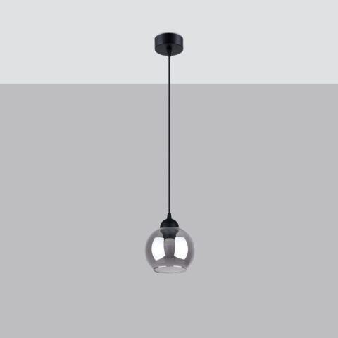Suspension moderne en verre fumé de forme ronde et métal noir, luminaire aérien et raffiné suspendu sur fond gris.