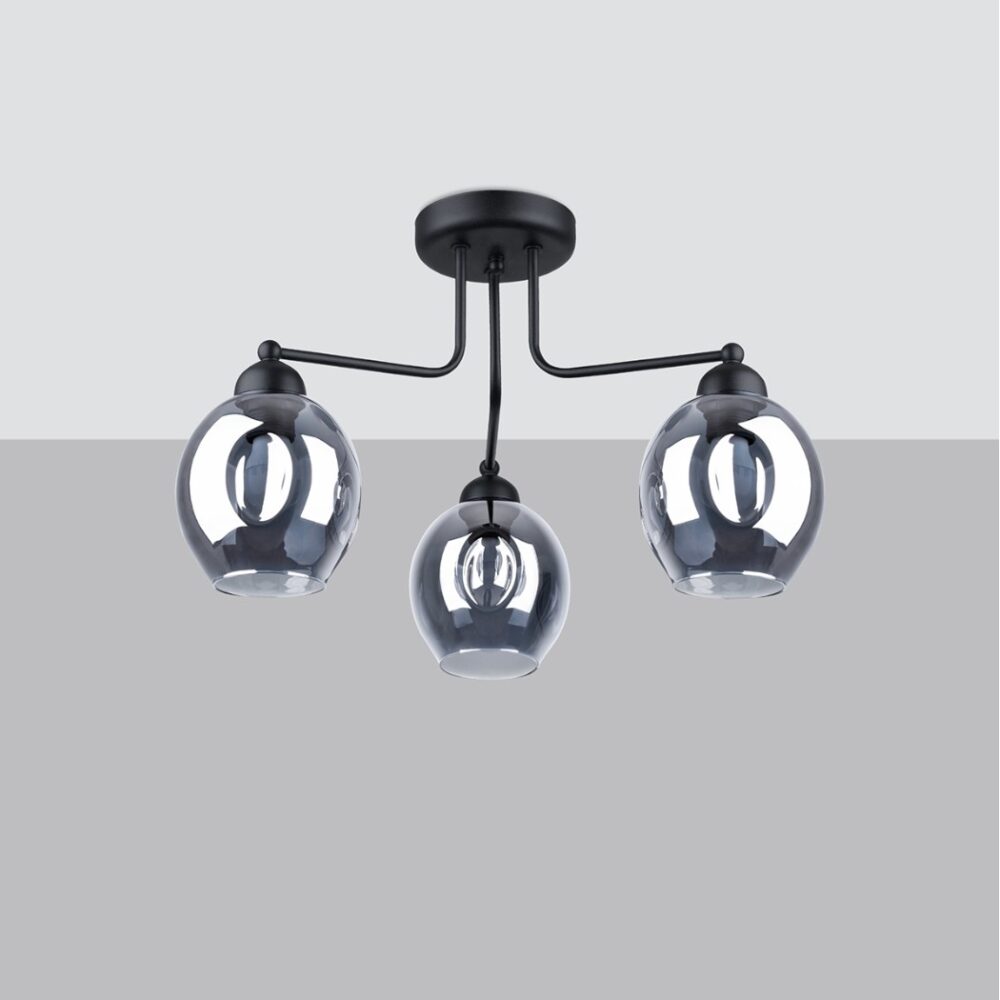 Lustre plafonnier en métal noir avec abat-jours en verre fumé, version trois lumières sur fond gris.