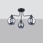 Lustre plafonnier en métal noir avec abat-jours en verre fumé, version trois lumières sur fond gris.