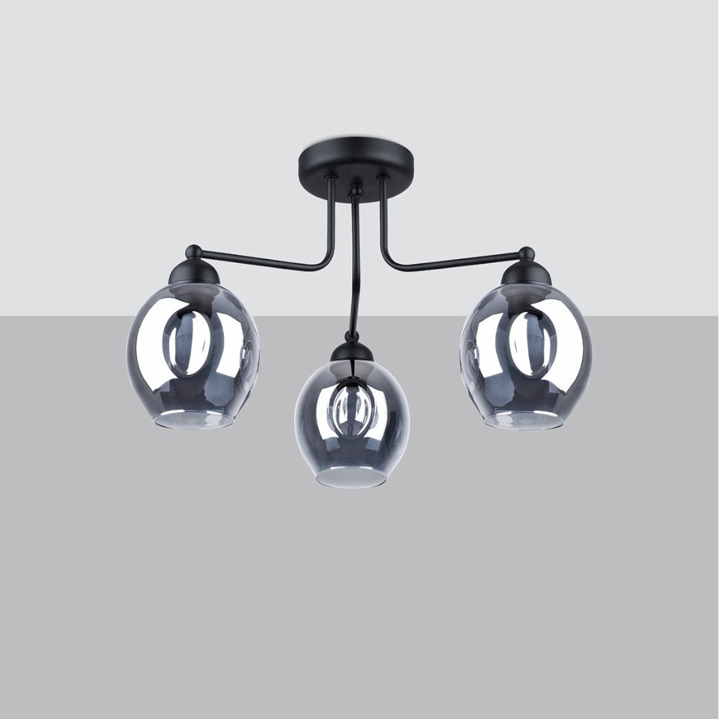 Lustre plafonnier en métal noir avec abat-jours en verre fumé, version trois lumières sur fond gris.