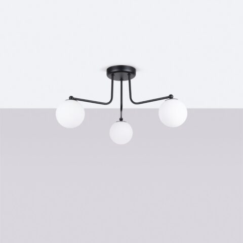 Lustre plafonnier moderne en métal noir avec globes en verre opalin intemporel, 3 abats jours sphérique sur plafond blanc et fond gris.