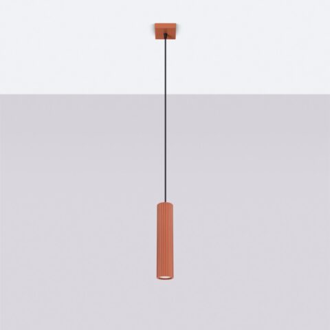 Suspension rouge ocre minimaliste tubulaire en aluminium au design moderne diffusant une lumière chaleureuse sur plafond blanc et fond gris.
