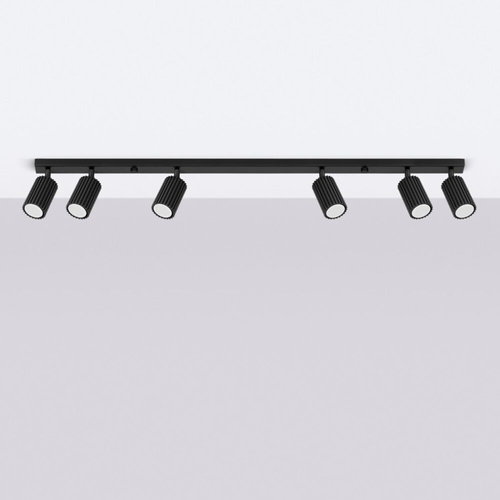 Lustre plafonnier design noir, longiligne, dont le corps est rectangulaire avec 6 têtes orientables cylindriques sur fond uni.