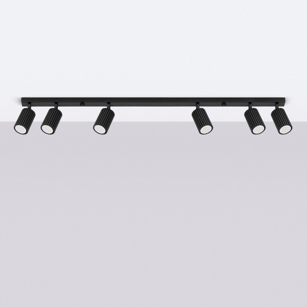 Lustre plafonnier design noir, longiligne, dont le corps est rectangulaire avec 6 têtes orientables cylindriques sur fond uni.