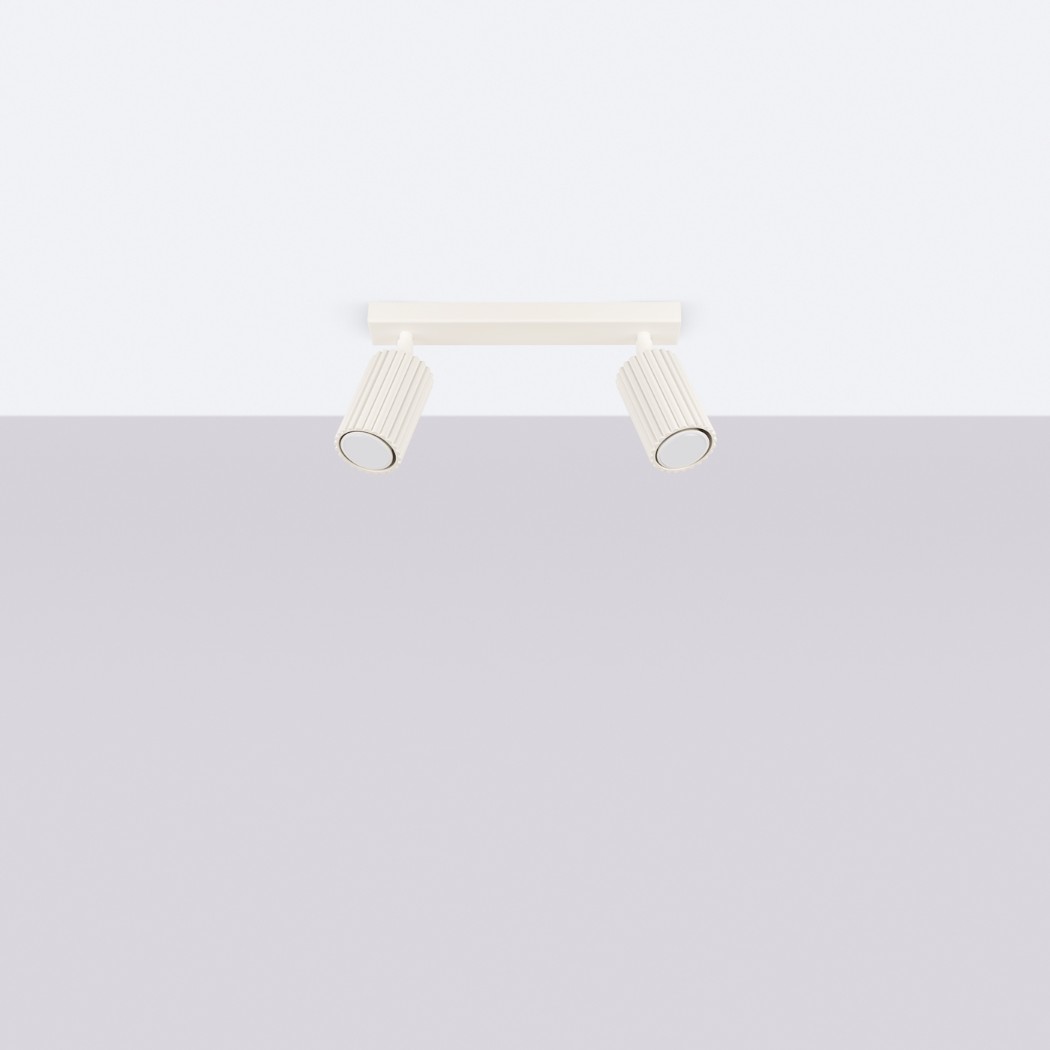 Lustre plafonnier beige design rainuré en aluminium, équipé de 2 spots modulables sur plafond blanc et fond uni.