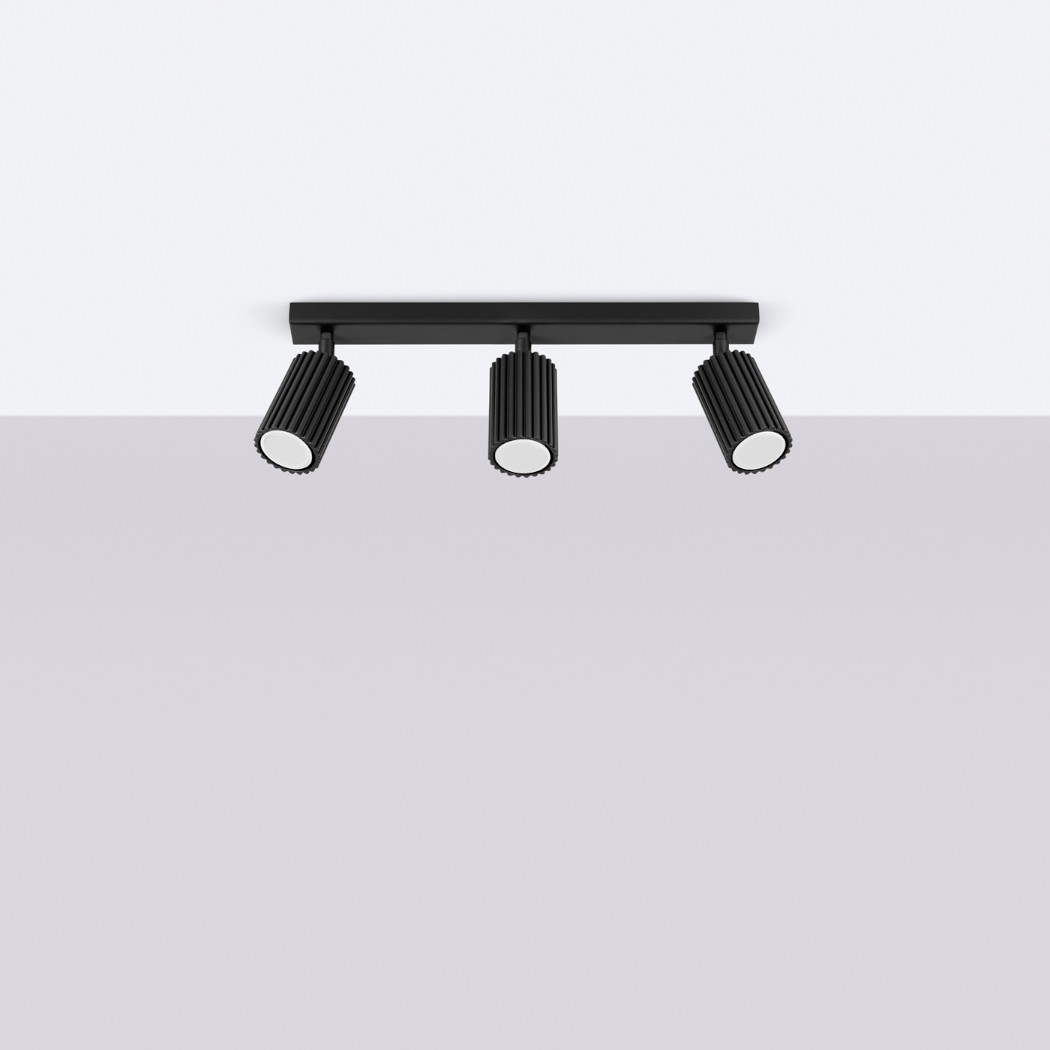 Lustre plafonnier design rainuré 3 spots modulables noirs sur plafond blanc et fond gris.