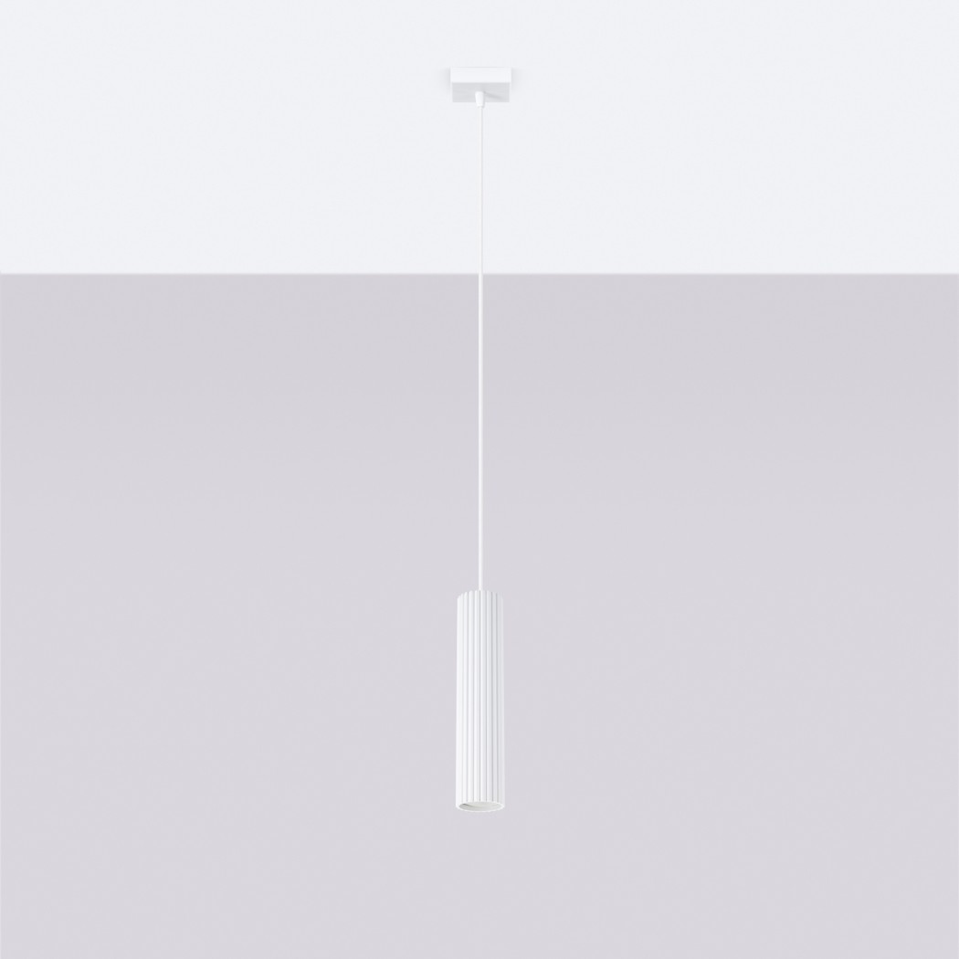 Suspension tube blanc élégante en aluminium rainuré suspendu à un câble de façon verticale sur fond gris.