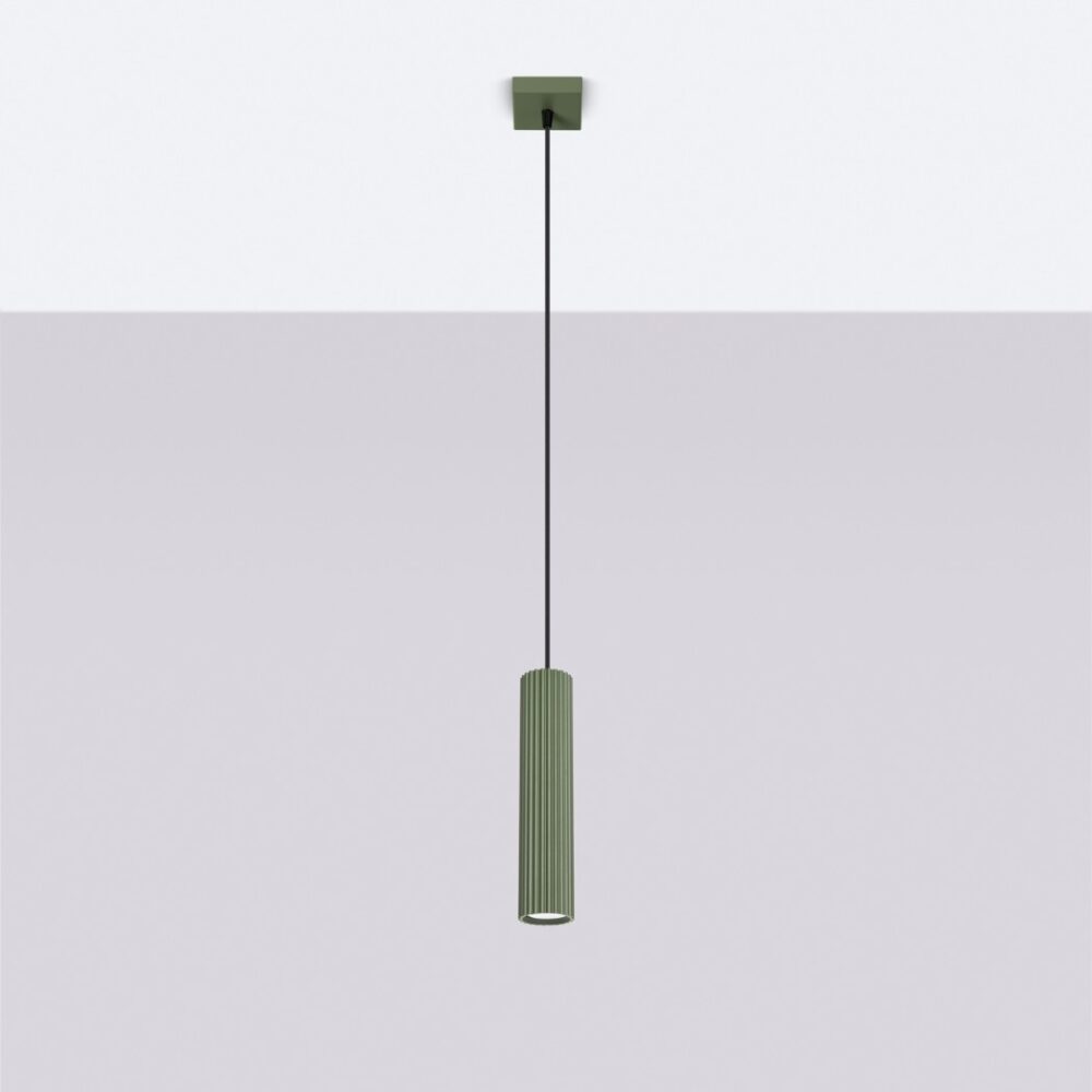 Suspensions tubes vertes en aluminium avec câbles noirs, design cylindrique rainuré, pour éclairage LED GU10 sur fond gris.