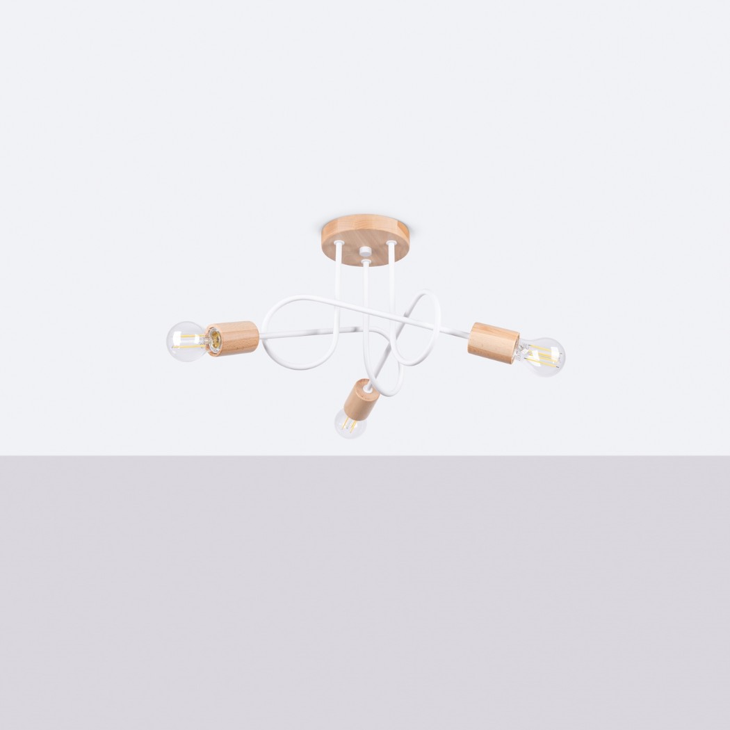Lustre plafonnier bois et métal blanc au design scandinave composé de 3 lampes entremêlées donnant une forme singulière à ce plafonnier sur fond blanc.