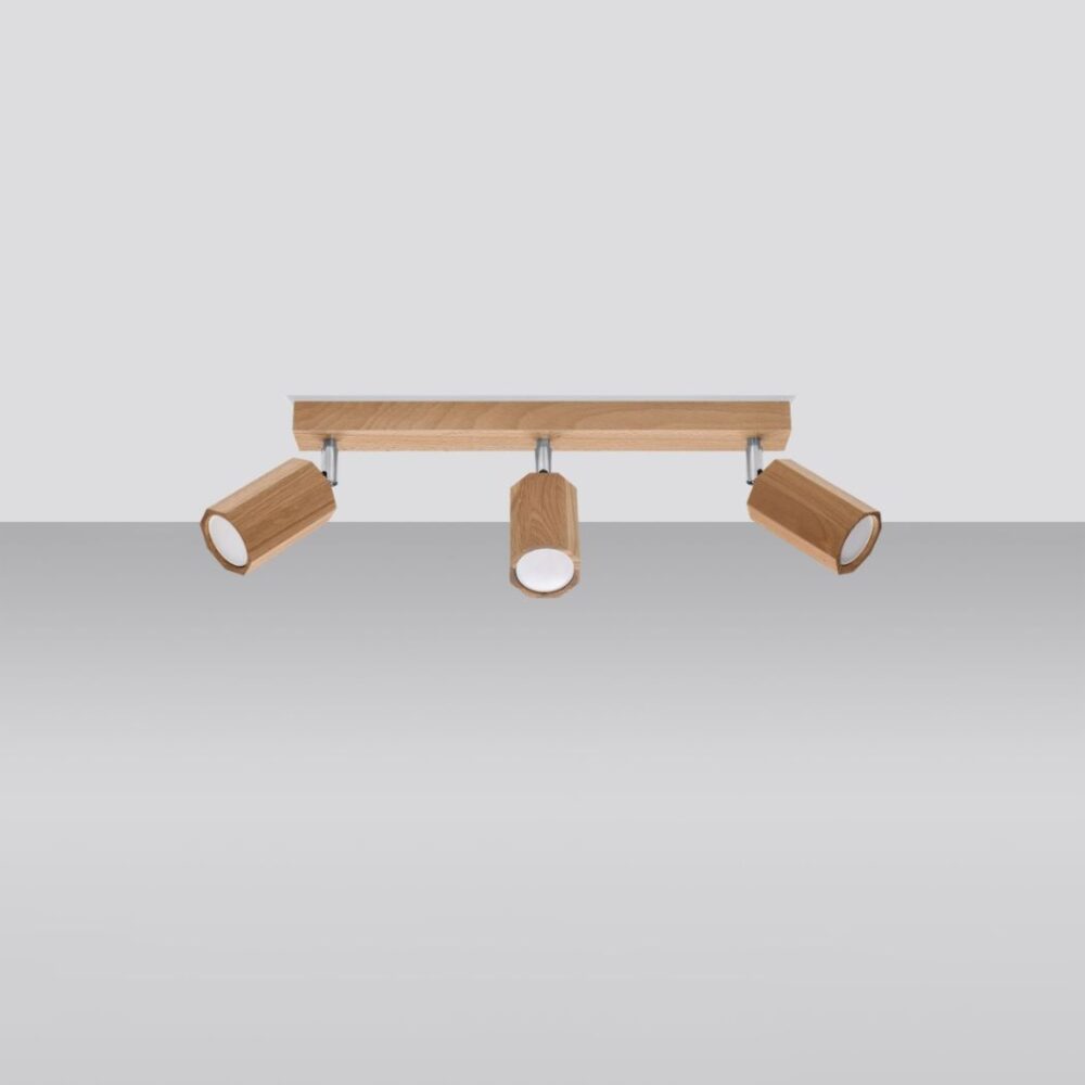 Lustre plafonnier en bois naturel avec 3 spots orientables au style scandinave sur fond gris