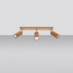 Lustre plafonnier en bois naturel avec 3 spots orientables au style scandinave sur fond gris