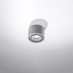 Lustre plafonnier façon spot en béton gris brut sur fond gris blanc