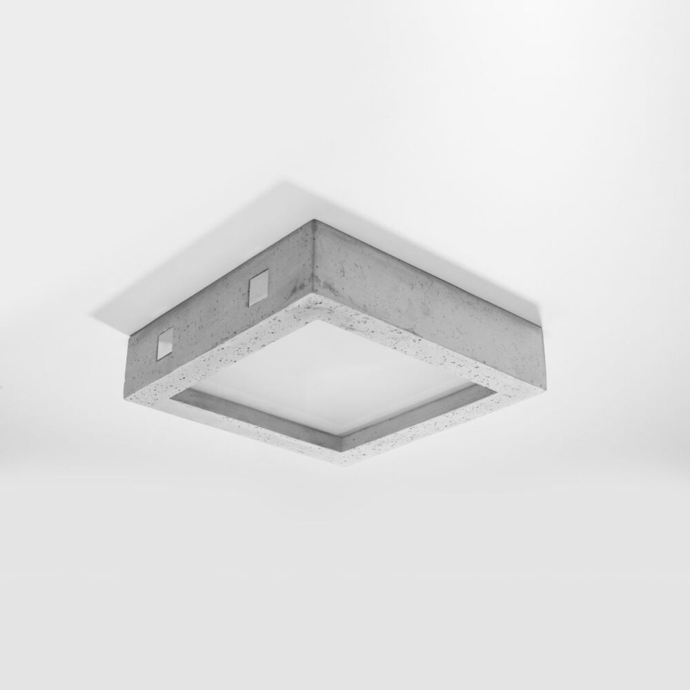 Lustre plafonnier moderne en forme de carré en béton gris brut et verre sur un plafond blanc gris