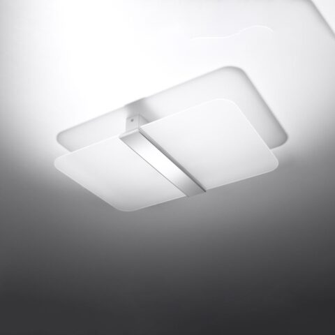 Lustre plafonnier en forme de rectangle en acier chromé et verre blanc mat sur un plafond gris blanc