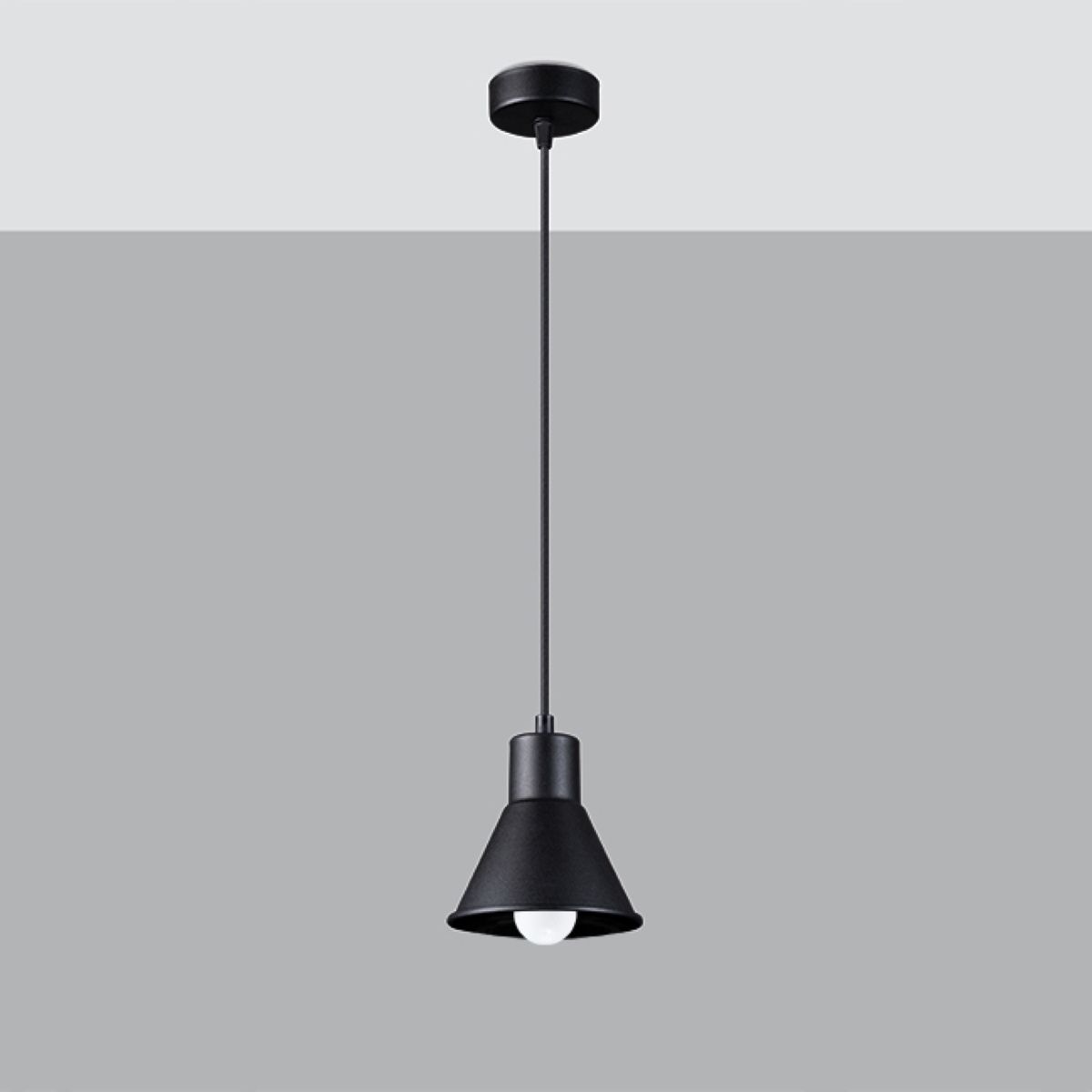 Suspension industrielle et minimaliste en acier noir avec un abat-jour en forme de chapeau sur fond gris