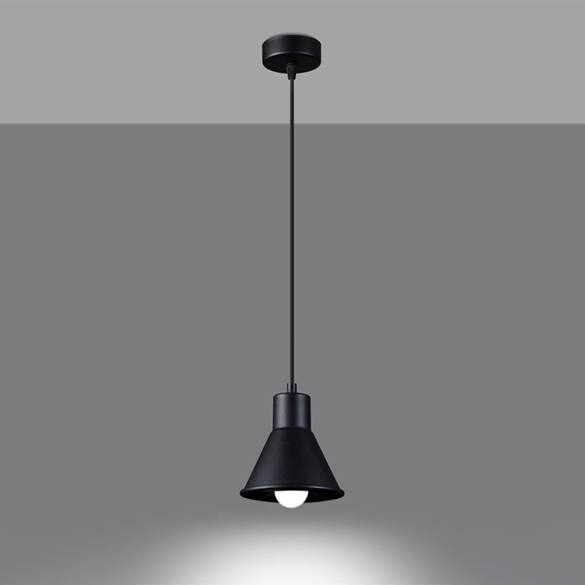 Suspension industrielle et minimaliste avec abat-jour en acier - vue de face