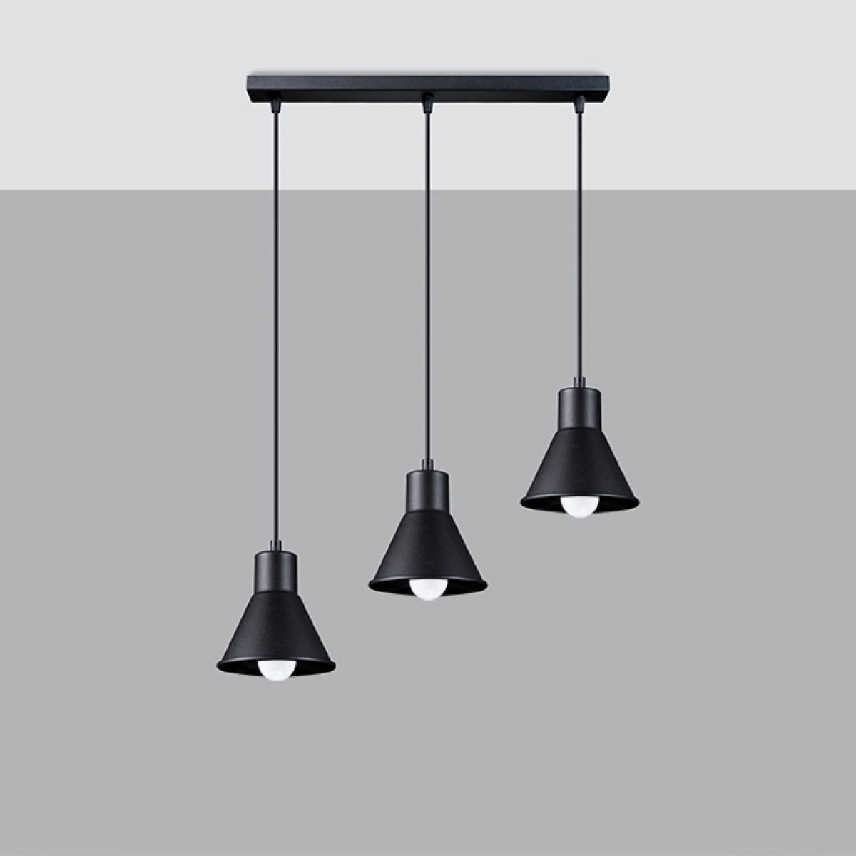 Suspension en acier noir avec 3 abat-jours au style industriel et minimaliste sur fond gris