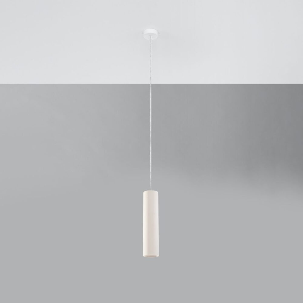 Suspension au style minimaliste et élégant avec un abat-jour en céramique blanche en forme de cylindre sur fond gris