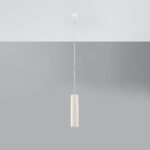Suspension au style minimaliste et élégant avec un abat-jour en céramique blanche en forme de cylindre sur fond gris