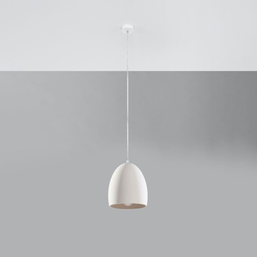 Suspension minimaliste en céramique blanche sur fond gris