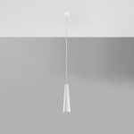 Suspension minimaliste en céramique blanche avec un abat-jour à la forme évasée sur fond gris