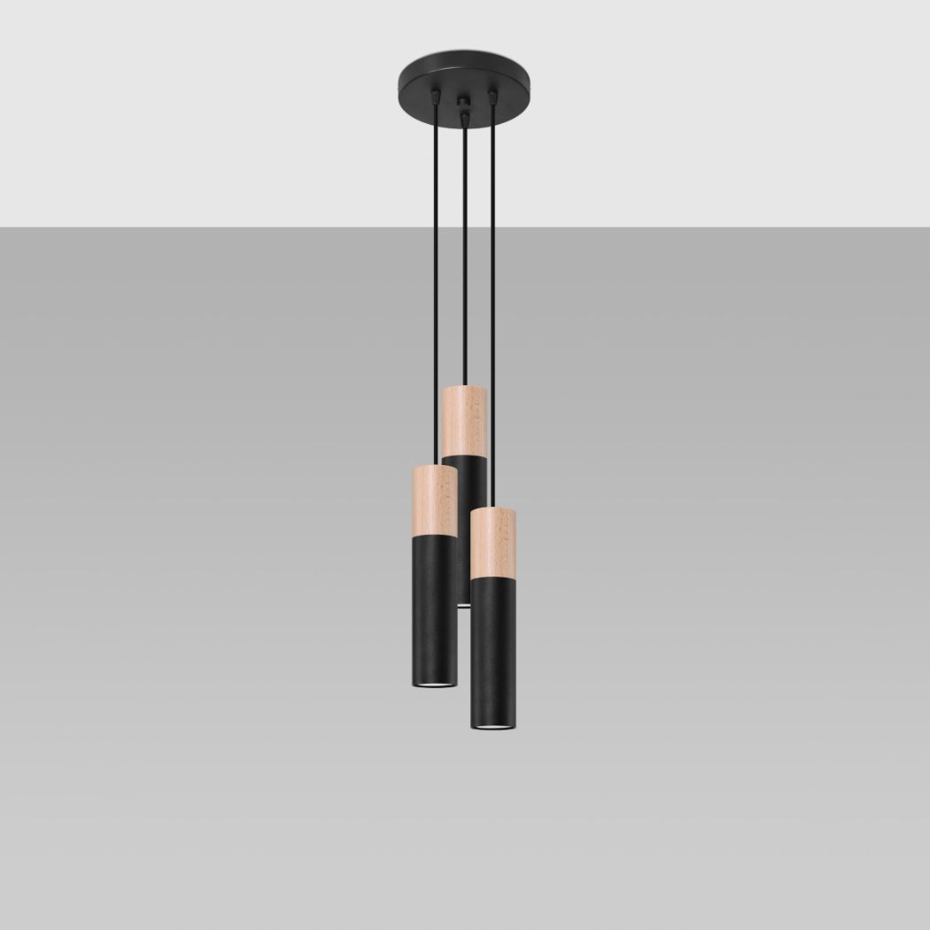 Suspension moderne et élégante en acier noir et bois naturel avec 3 abat-jours cylindriques sur fond gris
