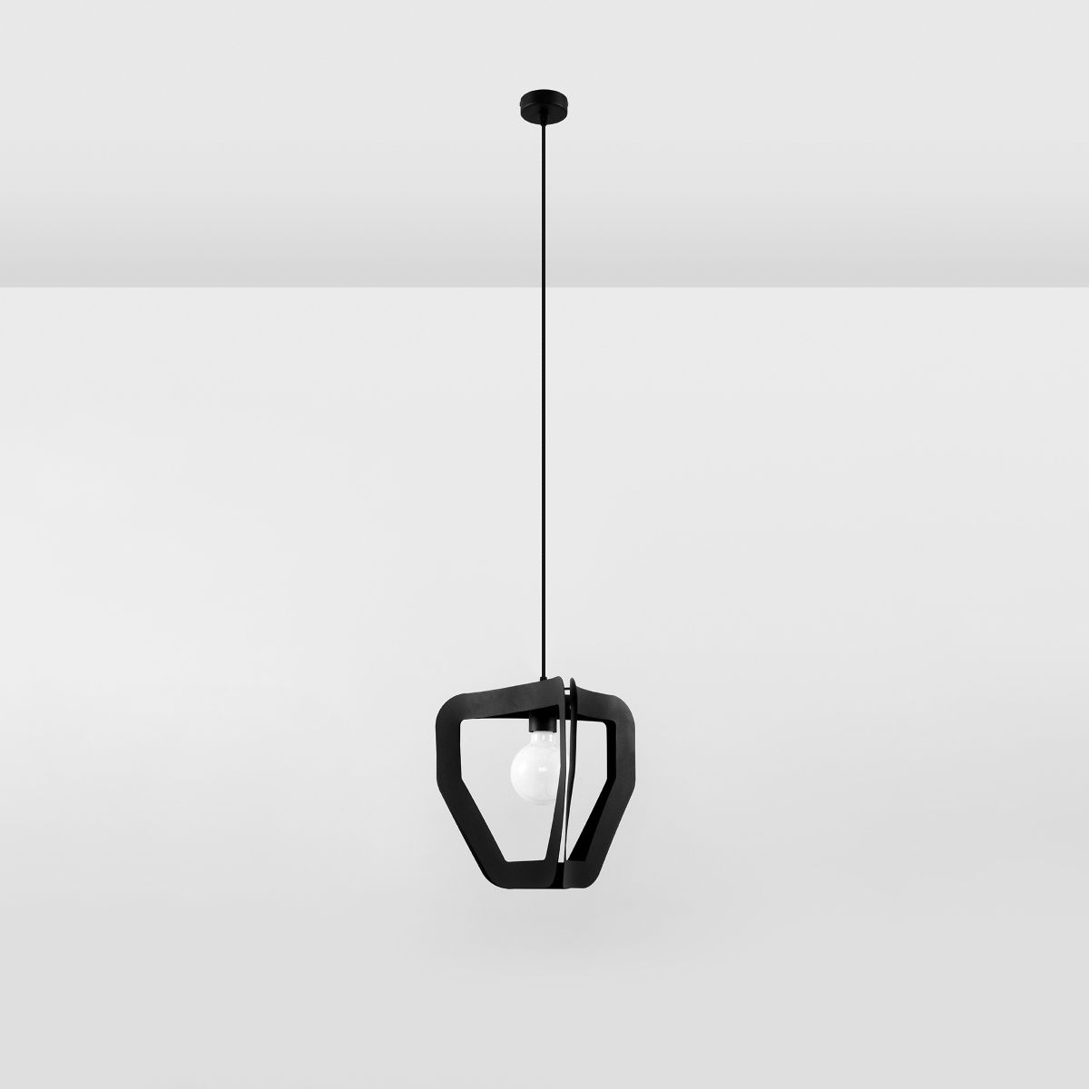 Suspension moderne et design en acier noir sur fond gris