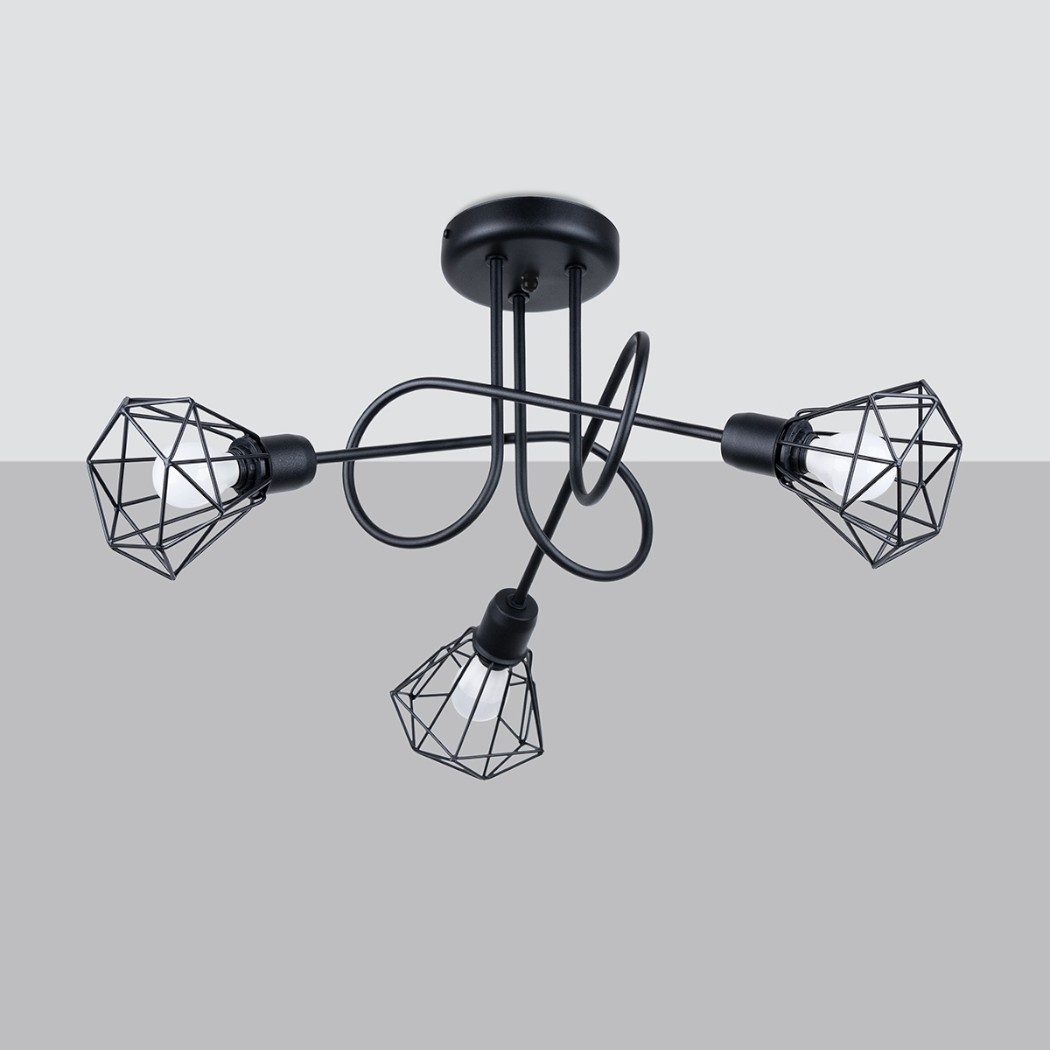 Lustre plafonnier 3 lampes en métal noir en forme d'arabesque entrelacé avec abats-jour ajourés style loft en forme de triangle sur plafond blanc et fond gris.