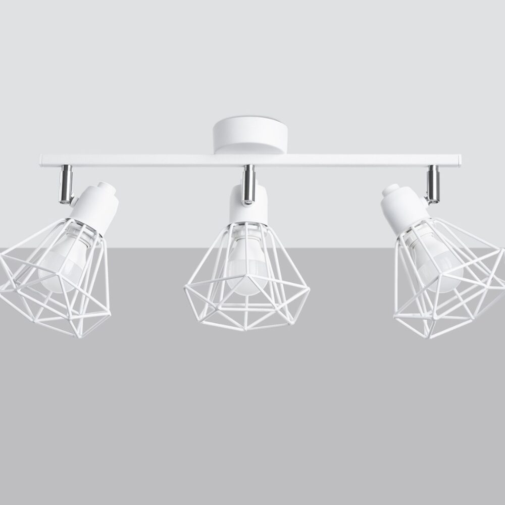 Lustre plafonnier en métal blanc au style industriel ajouré rappelant le style loft new-yorkais doté de trois lampes orientables avec ampoules E14 sur plafond blanc et fond gris.
