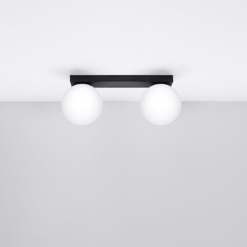 Lustre plafonnier noiren verre pour une ambiance chaleureuse fixé au plafond blanc équipé de deux sphères en forme de boule en verre opalin.