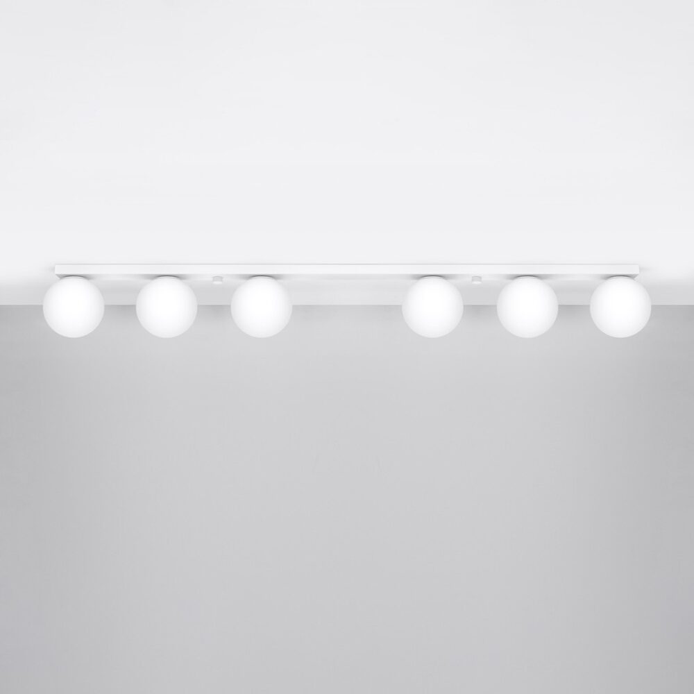 Lustre plafonnier blanc en verre fixé au plafond blanc équipé de 6 sphères en forme de boule en verre opalin.