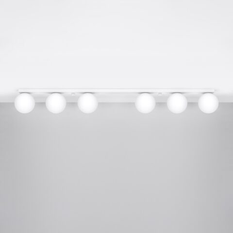 Lustre plafonnier blanc en verre fixé au plafond blanc équipé de 6 sphères en forme de boule en verre opalin.