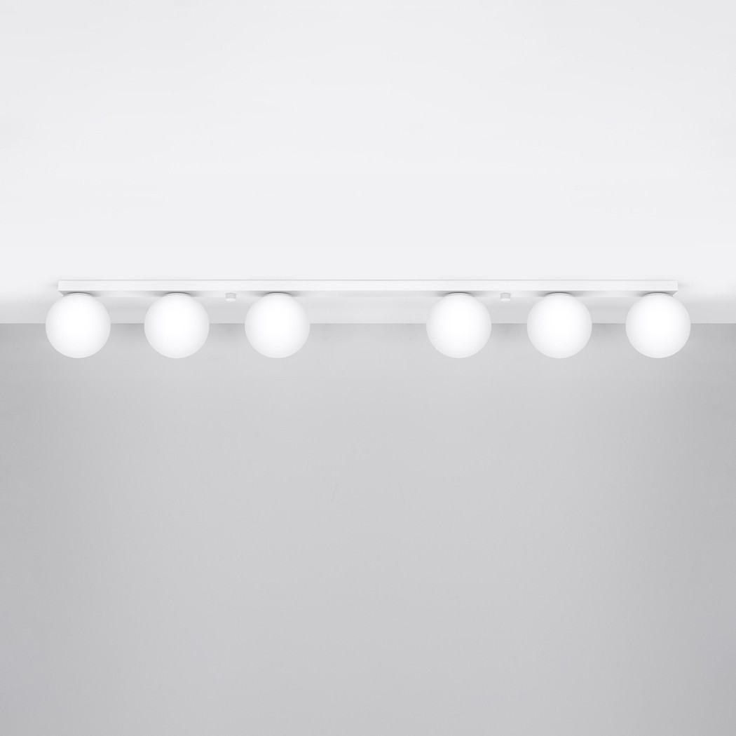 Lustre plafonnier blanc en verre fixé au plafond blanc équipé de 6 sphères en forme de boule en verre opalin.