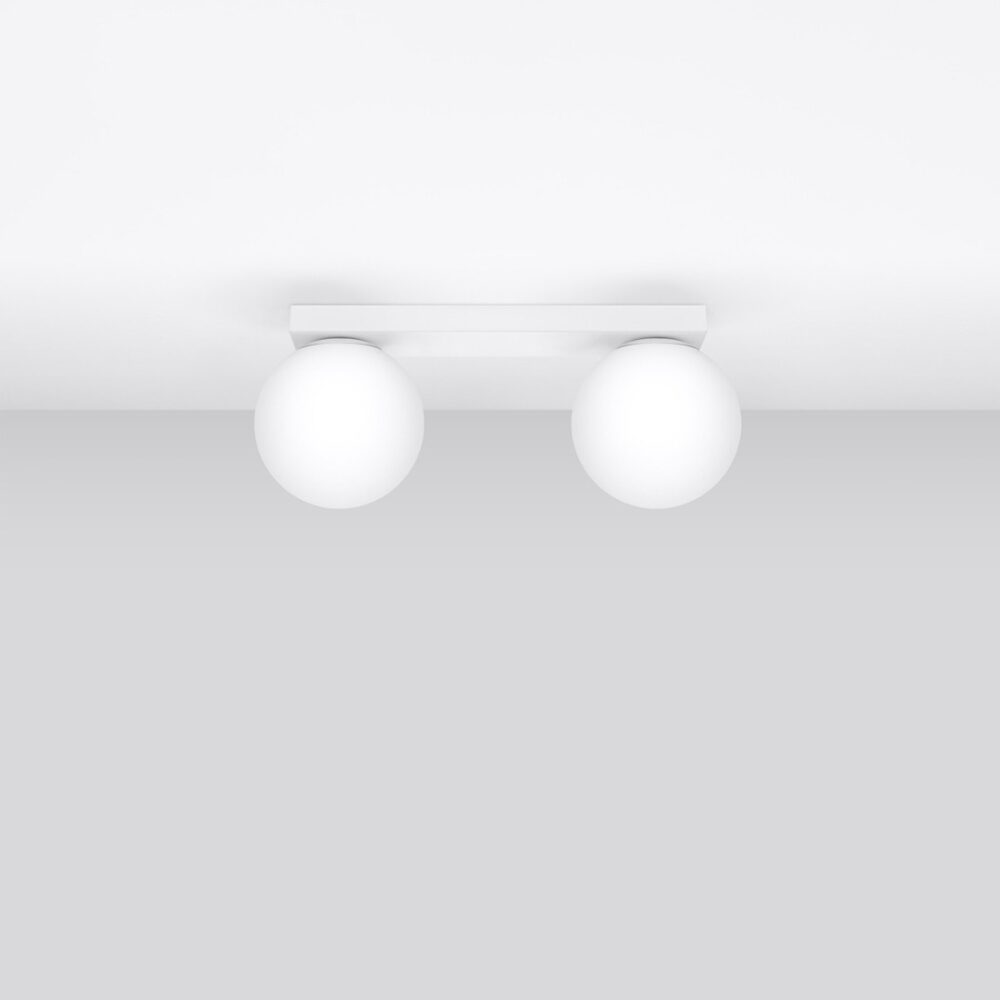 Lustre plafonnier blanc en verre pour une lumière douce et élégante fixé au plafond blanc équipé de deux sphères en forme de boule en verre opalin.